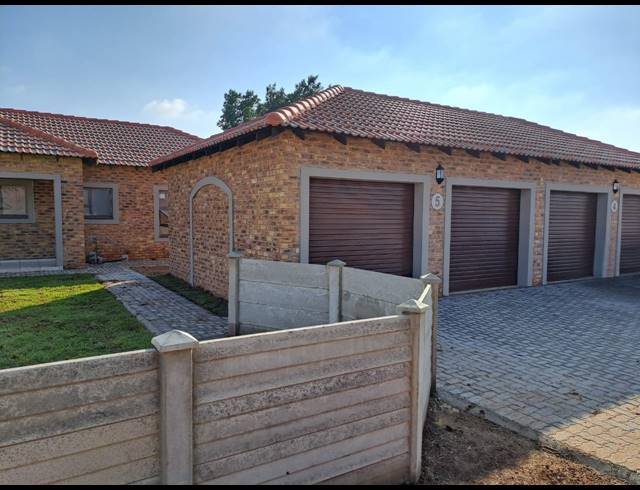 3 BEDROOM TOWNHOUSE FOR SALE IN RIVERSDALE